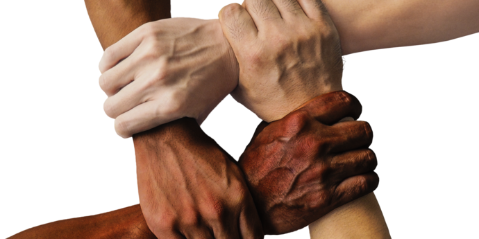 Hände verschiedener Hautfarben greifen ineinander